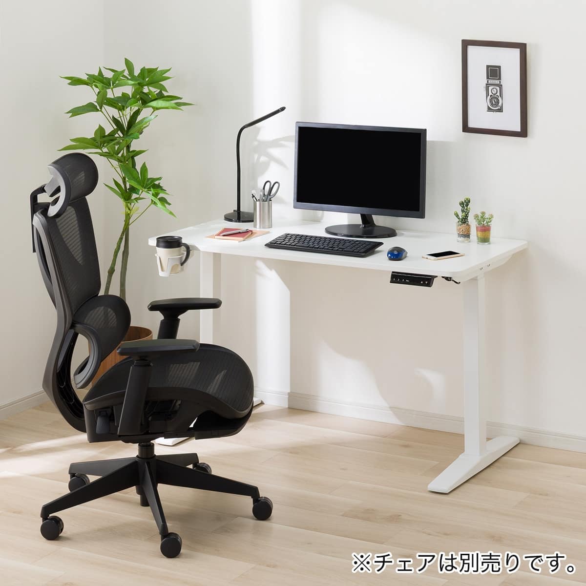ニトリの電動昇降デスクとチェアでそろえたゲーミングルーム